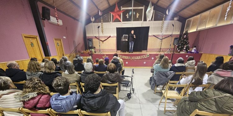El mago Toni Rivero contagia la ilusión a niños y mayores con su espectáculo en el edificio multiusos de Bóveda del Río Almar