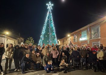 Bóveda del Río Almar reúne a sus vecinos en la plaza para ver la inauguración del alumbrado navideño y compartir un chocolate