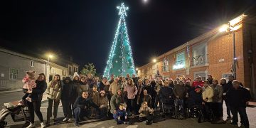 Bóveda del Río Almar reúne a sus vecinos en la plaza para ver la inauguración del alumbrado navideño y compartir un chocolate