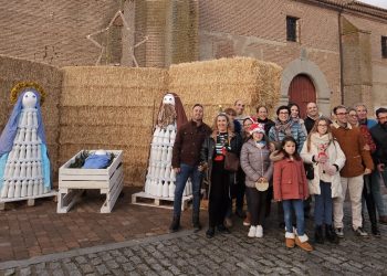El Campo de Peñaranda estrena su decoración navideña realizada de forma artesanal por vecinos del pueblo durante meses