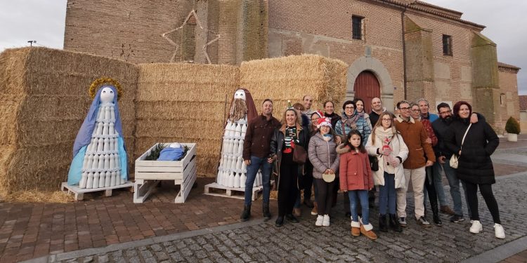 El Campo de Peñaranda estrena su decoración navideña realizada de forma artesanal por vecinos del pueblo durante meses