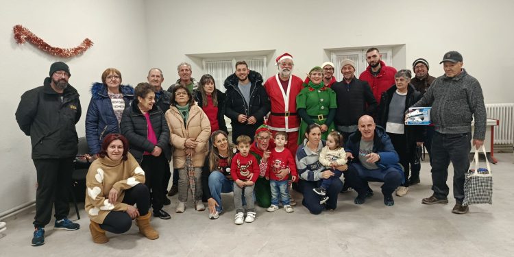 El Campo de Peñaranda recibe a Papá Noel y sus elfos que han repartido regalos e ilusión entre los niños y mayores del pueblo
