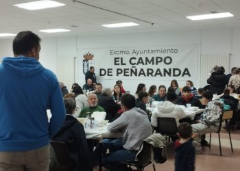 El Campo de Peñaranda disfruta de una gran hamburguesada en un fin de semana que ha incluido varias actuaciones musicales