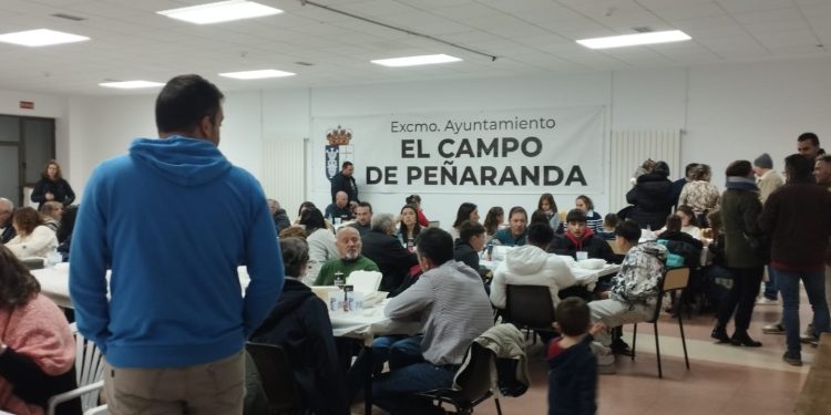 El Campo de Peñaranda disfruta de una gran hamburguesada en un fin de semana que ha incluido varias actuaciones musicales