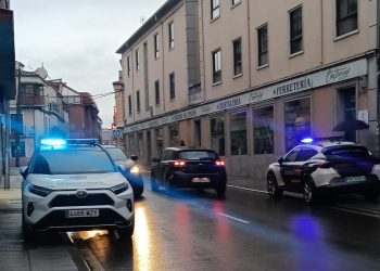 Despliegue de Bomberos, Policía Local y Guardia Civil en la calle del Carmen de Peñaranda para auxiliar a un hombre en su vivienda