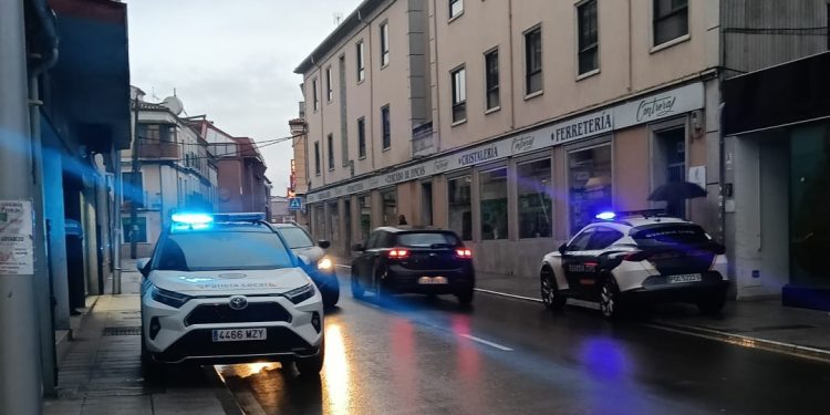 Despliegue de Bomberos, Policía Local y Guardia Civil en la calle del Carmen de Peñaranda para auxiliar a un hombre en su vivienda