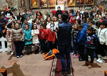 El festival de villancicos en Peñaranda reúne a los grupos de catequesis en la parroquia poniendo música a la Navidad
