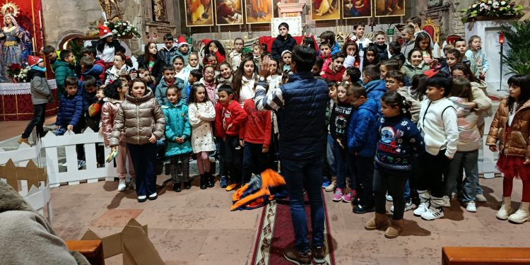 El festival de villancicos en Peñaranda reúne a los grupos de catequesis en la parroquia poniendo música a la Navidad