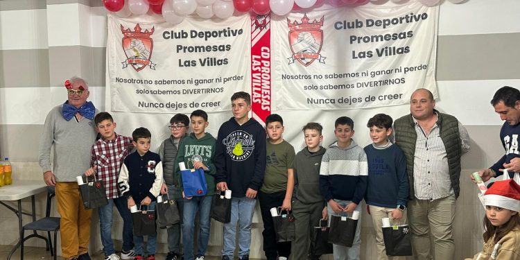 El club deportivo Promesas Las Villas celebra en Villoria un ágape navideño con entrega de regalos para los niños y niñas