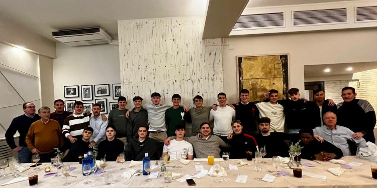 El primer equipo del CD Peñaranda celebra en Las Cabañas su cena navideña y el cumpleaños del entrenador, Pepe Crespo