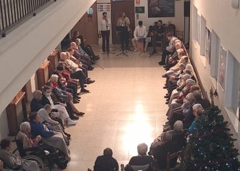 El Ayuntamiento de Macotera comparte la Navidad con los mayores llevando la música del grupo Arena a las dos residencias