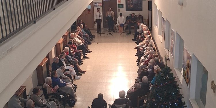 El Ayuntamiento de Macotera comparte la Navidad con los mayores llevando la música del grupo Arena a las dos residencias