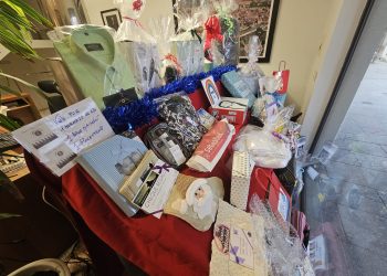 La Gran Cesta del Comercio Local que se sorteará el 7 de enero ya puede verse en la planta baja del Ayuntamiento de Peñaranda