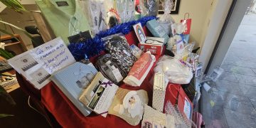 La Gran Cesta del Comercio Local que se sorteará el 7 de enero ya puede verse en la planta baja del Ayuntamiento de Peñaranda