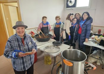 Coca de Alba reúne a sus vecinos en torno a la matanza tradicional del cerdo en la que no han faltado música y degustaciones