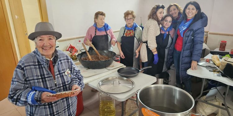 Coca de Alba reúne a sus vecinos en torno a la matanza tradicional del cerdo en la que no han faltado música y degustaciones