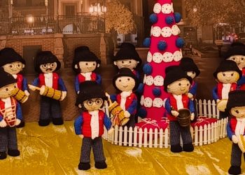 Artura Colino crea los amigurumis de la Comparsa Peñarandina a los que no les faltan zambombas, panderetas, huesos y botellas