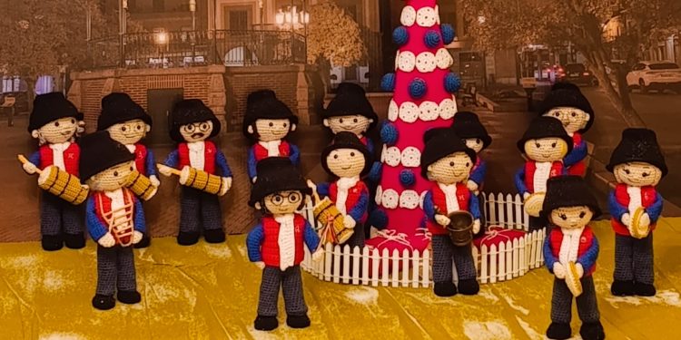 Artura Colino crea los amigurumis de la Comparsa Peñarandina a los que no les faltan zambombas, panderetas, huesos y botellas