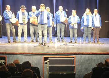 La comparsa peñarandina pone la banda sonora a la Navidad con un concierto que ha llenado el centenario teatro Calderón