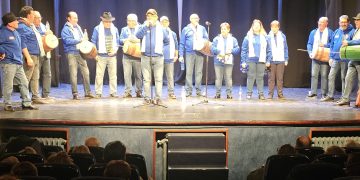 La comparsa peñarandina pone la banda sonora a la Navidad con un concierto que ha llenado el centenario teatro Calderón
