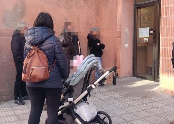 Quejas en Peñaranda por las largas esperas frente a la oficina de Correos que en algunos casos han llegado hasta los 50 minutos