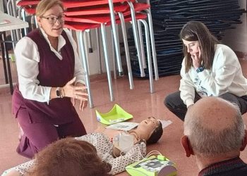Vecinos de Alconada, Ventosa del Río Almar y Villar de Gallimazo aprenden en un curso a manejar un desfibrilador semiautomático