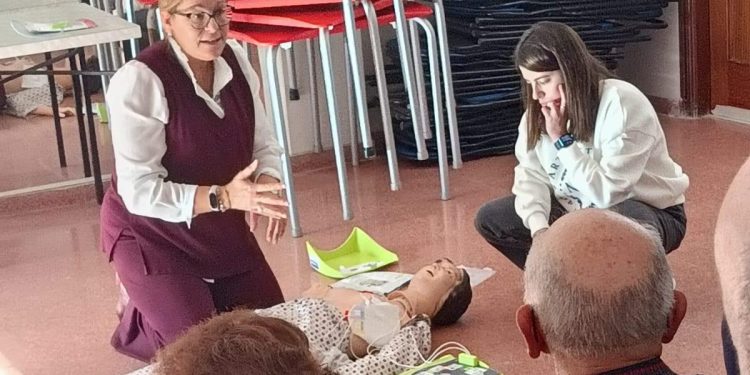 Vecinos de Alconada, Ventosa del Río Almar y Villar de Gallimazo aprenden en un curso a manejar un desfibrilador semiautomático