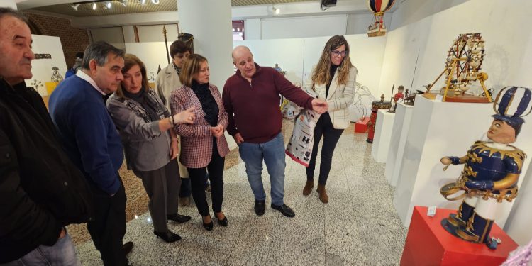 El peñarandino Emilio Madrid muestra en el CDS sus originales obras realizadas con materiales y herramientas recicladas