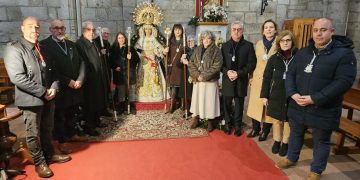 La cofradía de la Esperanza celebra en Peñaranda su fiesta anual con un besamanos a la imagen y una misa solemne en la parroquia