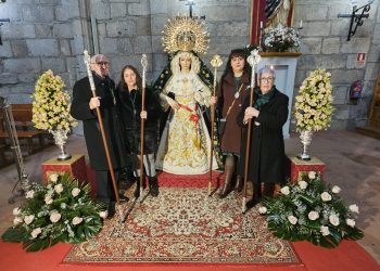 La cofradía de la Esperanza celebra en Peñaranda su fiesta anual con un besamanos a la imagen y una misa solemne en la parroquia