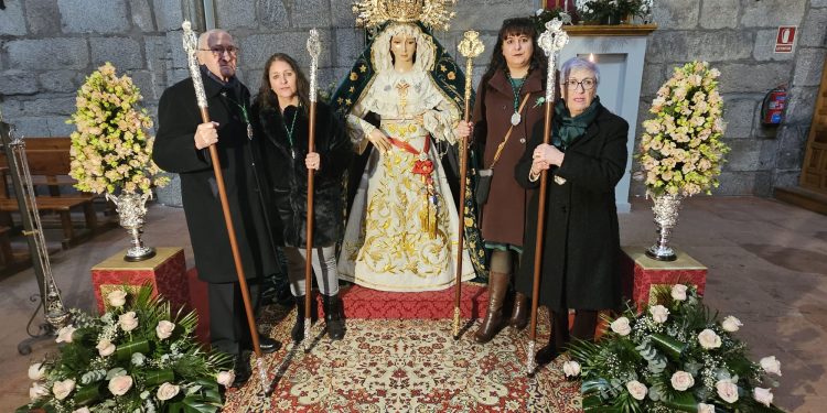 La cofradía de la Esperanza celebra en Peñaranda su fiesta anual con un besamanos a la imagen y una misa solemne en la parroquia