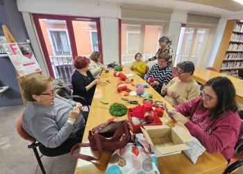 Ganchilleras a «todo ritmo» en Peñaranda para tener a punto la decoración navideña que podrá verse desde este viernes