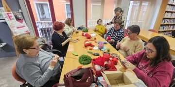 Ganchilleras a «todo ritmo» en Peñaranda para tener a punto la decoración navideña que podrá verse desde este viernes