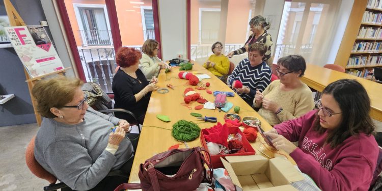 Ganchilleras a «todo ritmo» en Peñaranda para tener a punto la decoración navideña que podrá verse desde este viernes