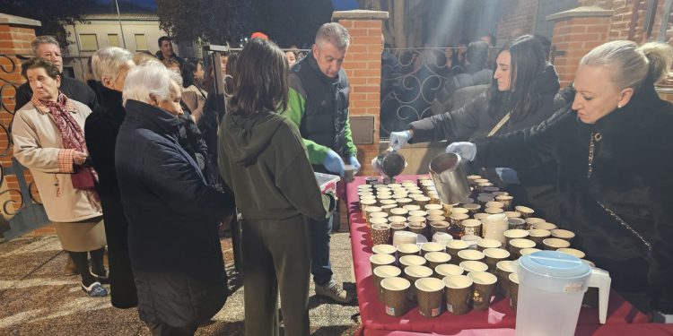 La cofradía peñarandina del Humilladero recauda donativos para el arreglo de la ermita en una nueva edición de su chocolatada