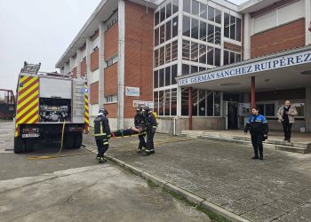 Bomberos y Policía Local de Peñaranda llevan a cabo un nuevo simulacro de evacuación, esta vez en el IES Sánchez Ruipérez