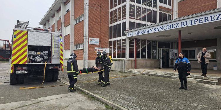 Bomberos y Policía Local de Peñaranda llevan a cabo un nuevo simulacro de evacuación, esta vez en el IES Sánchez Ruipérez
