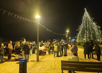 Los vecinos de Los Chopos inauguran la Navidad en Peñaranda con la decoración del barrio y con una gran chocolatada