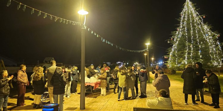 Los vecinos de Los Chopos inauguran la Navidad en Peñaranda con la decoración del barrio y con una gran chocolatada