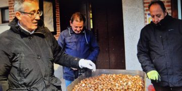 Macotera celebra una gran castañada en la plaza que une a vecinos y visitantes en este puente festivo de la Constitución