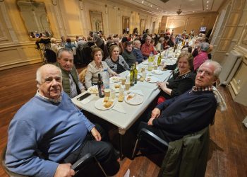 La asociación de mayores San Miguel reúne en Peñaranda a un centenar de socios en su tradicional merienda navideña