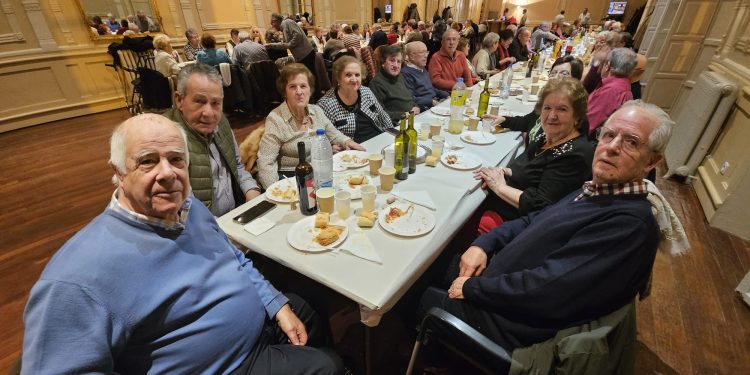La asociación de mayores San Miguel reúne en Peñaranda a un centenar de socios en su tradicional merienda navideña