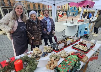Un mercadillo navideño anima en Peñaranda la inminente llegada de Papá Noel con varios puestos de alimentación y artesanía