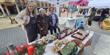 Un mercadillo navideño anima en Peñaranda la inminente llegada de Papá Noel con varios puestos de alimentación y artesanía