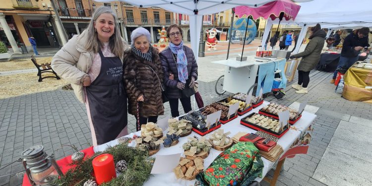 Un mercadillo navideño anima en Peñaranda la inminente llegada de Papá Noel con varios puestos de alimentación y artesanía