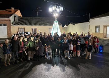 Villancicos y una chocolatada animan en Moríñigo el encendido del alumbrado navideño con un paseo participativo por el pueblo