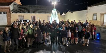 Villancicos y una chocolatada animan en Moríñigo el encendido del alumbrado navideño con un paseo participativo por el pueblo