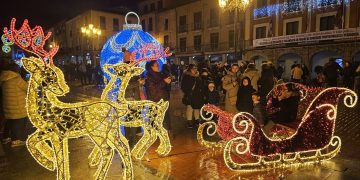 Peñaranda se viste de Navidad con el mágico encendido en la plaza de la Constitución que ha reunido a cientos de personas