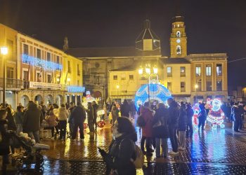 Peñaranda se viste de Navidad con el mágico encendido en la plaza de la Constitución que ha reunido a cientos de personas