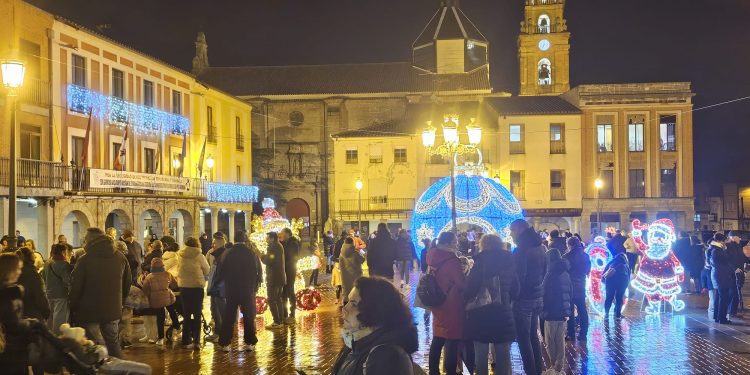 Peñaranda se viste de Navidad con el mágico encendido en la plaza de la Constitución que ha reunido a cientos de personas
